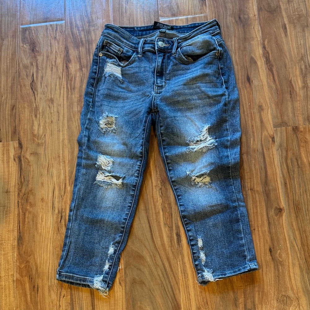 Judy Blue 1/25 Distressed Blue Jean Capris